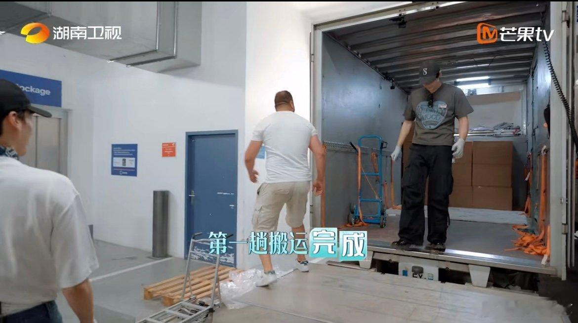 毕雯珺颜安不语只一味搬货颜安练的肌肉全用来搬货了 面对满满一仓库货物，毕雯珺和颜