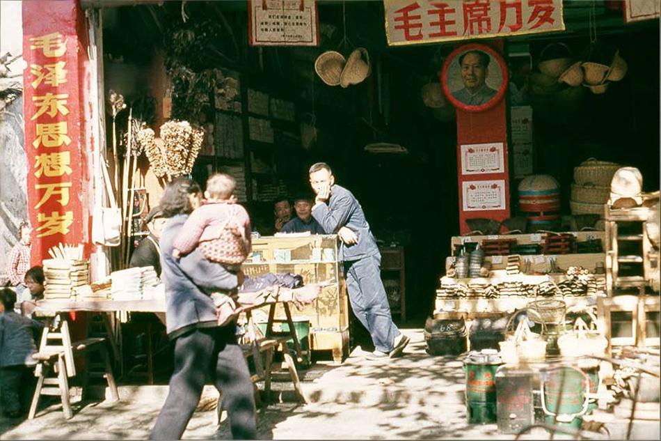 1966年，苏州杂货店，坐落于青石板铺就的街巷，旁贴红底黄字的“毛泽东思想万岁”