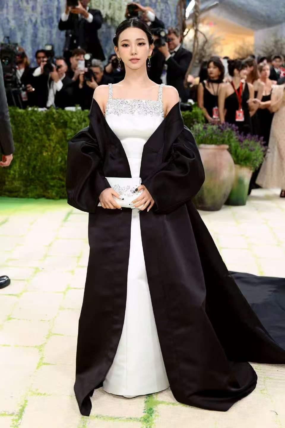 时尚界的奥斯卡，Met Gala2026盛典活动，八位亚洲面孔造型排名：
第八名
