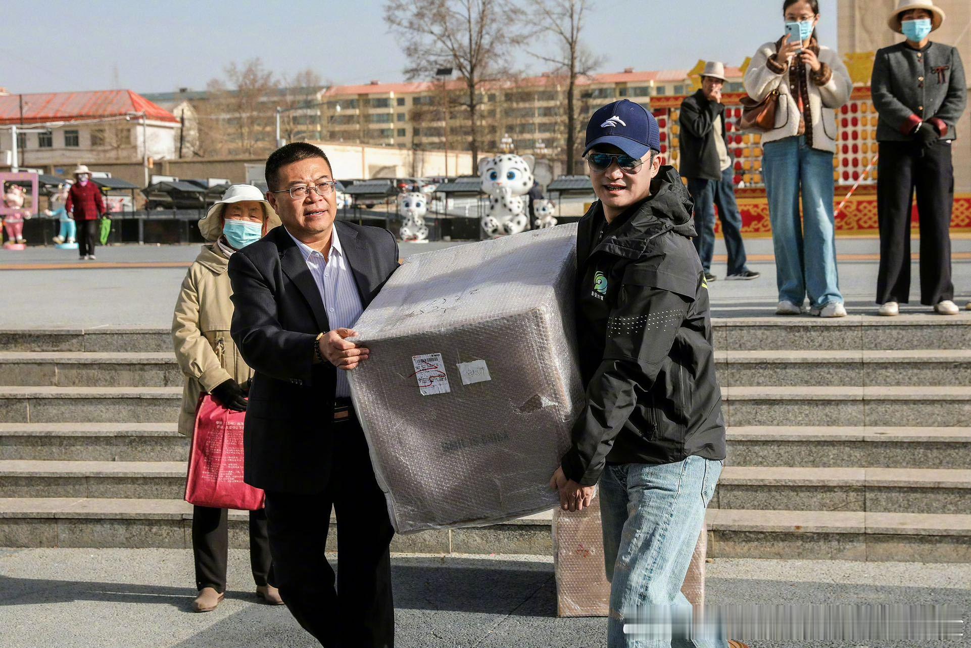吴京谢楠驰援广西 听·见计划发起人吴京谢楠夫妇向广西捐赠紧急物资。吴京和谢楠总是