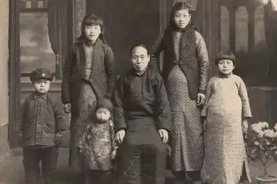 1949年，施宫存夫妇收到命令逃往台湾，将只有3个月大的儿子留在了大陆。40年后