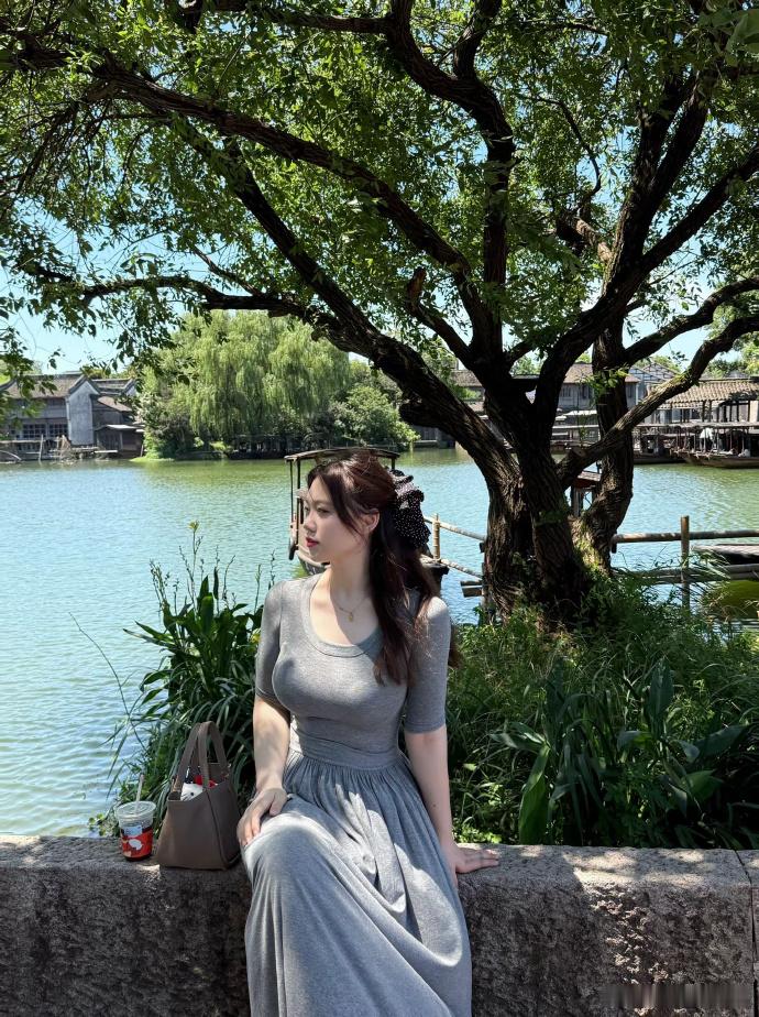 游湖邂逅一女孩，仿若仙子临凡间。眉眼含情姿色艳，身姿婀娜步蹁跹，惊艳时光忘流年。