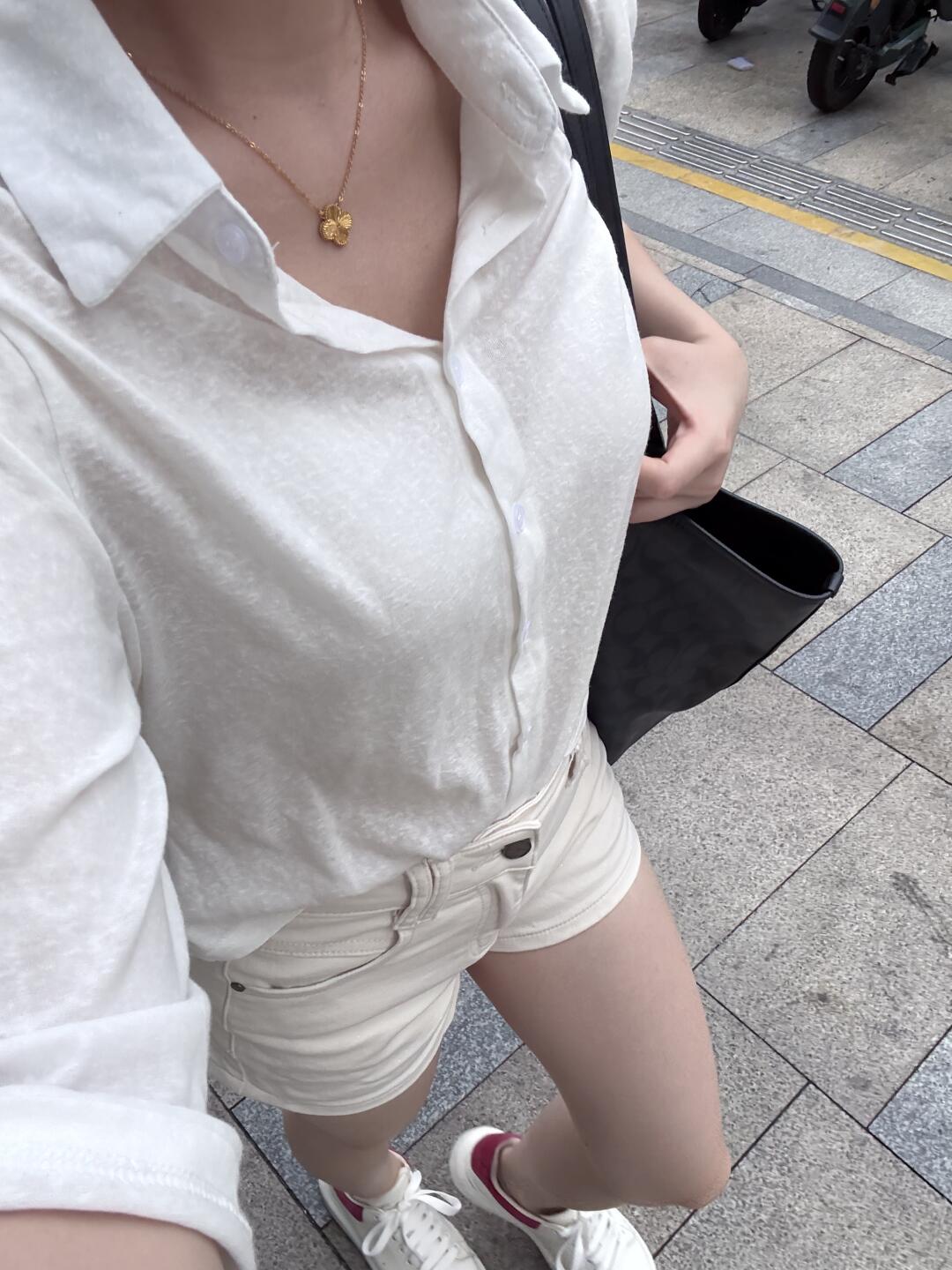 感觉今年夏天的白衬衫都差不多