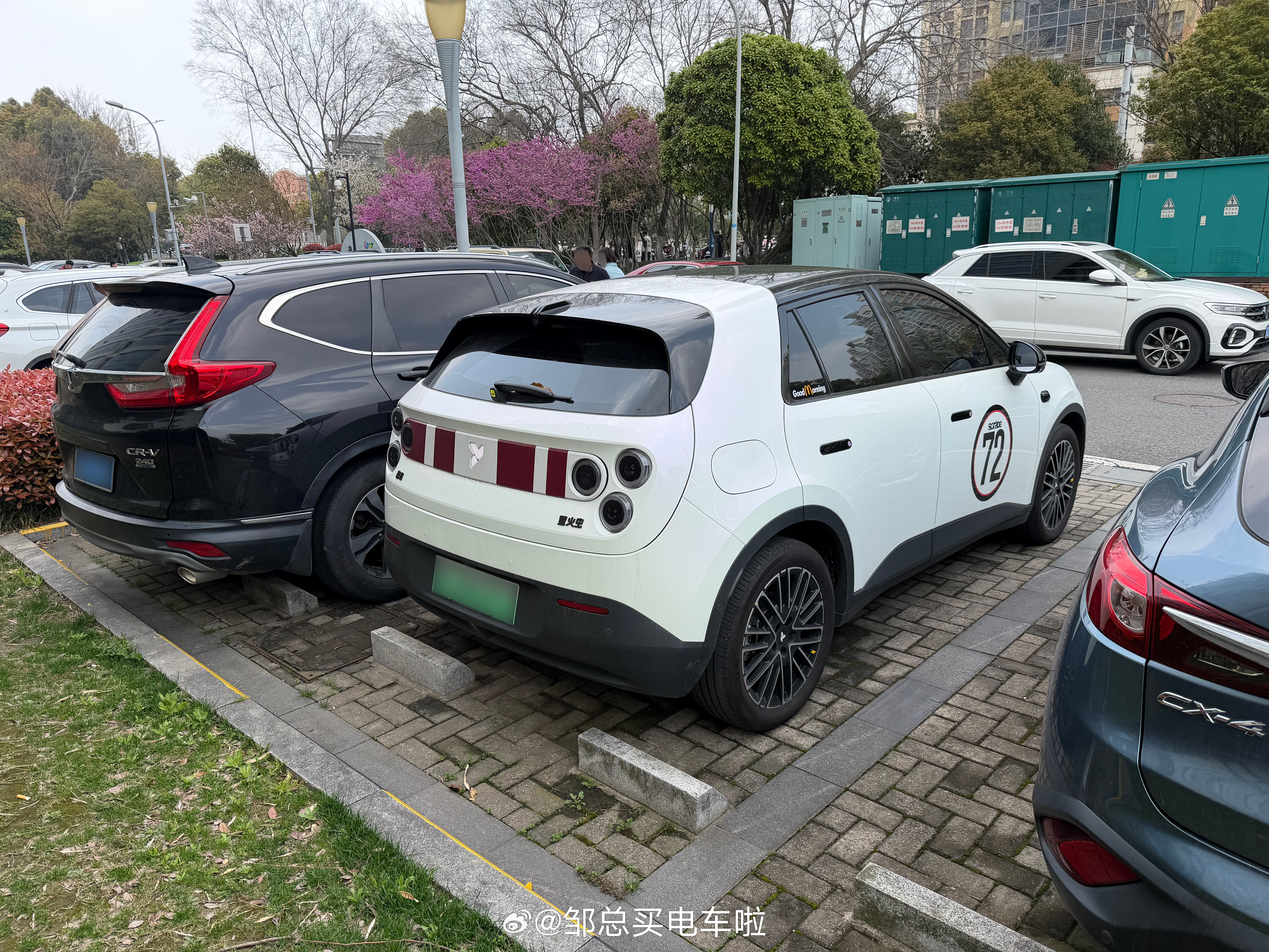 园区这台萤火虫也太帅了啵，好奇车主小姐姐还是小哥哥？邹总买电车啦firefly萤