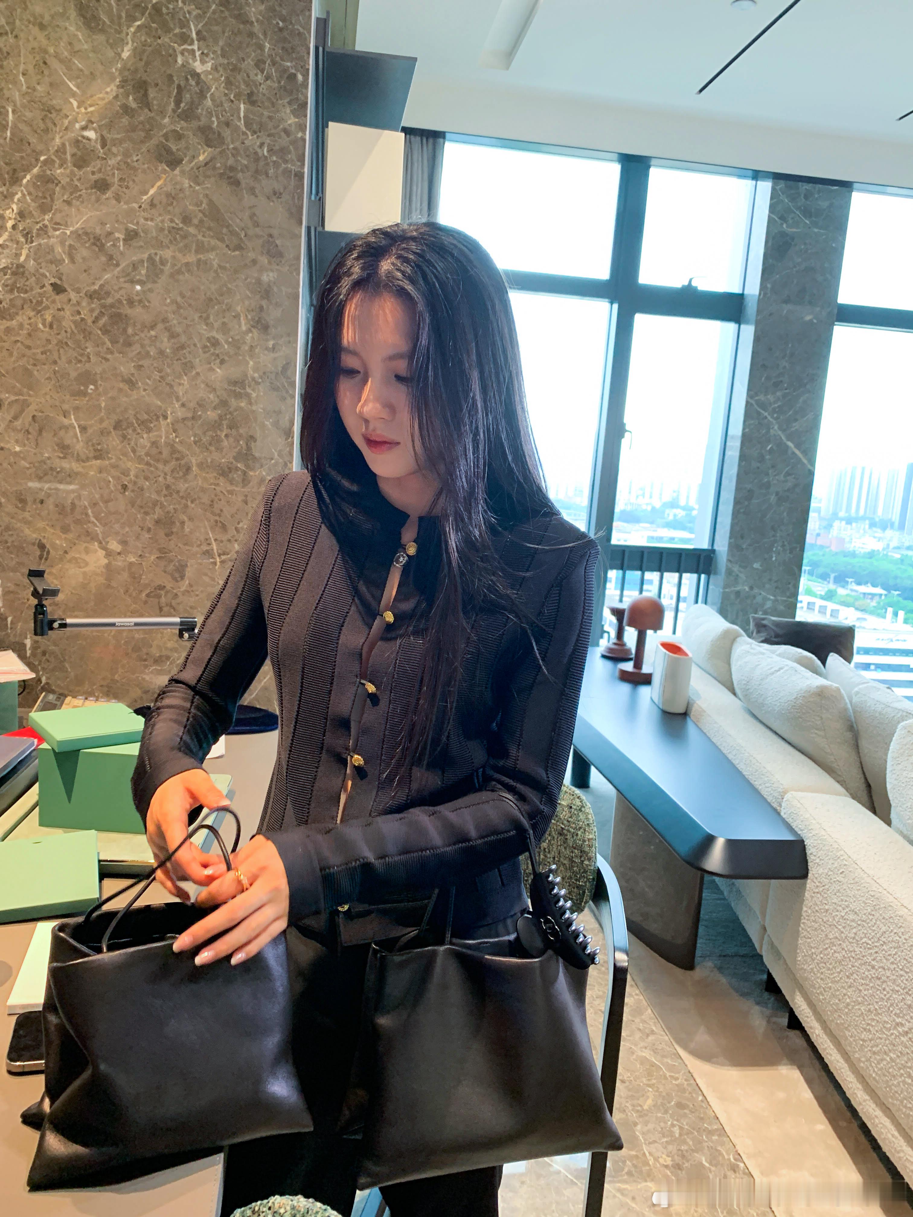 姐夫说 这包皮质好 比爱马仕还好用以后我就天天拿这个了 好方便但是我建议你们买大