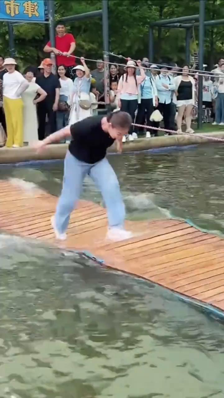 大哥和别人不一样，别人洗脚大哥洗头，看着都替帅哥感觉到疼。