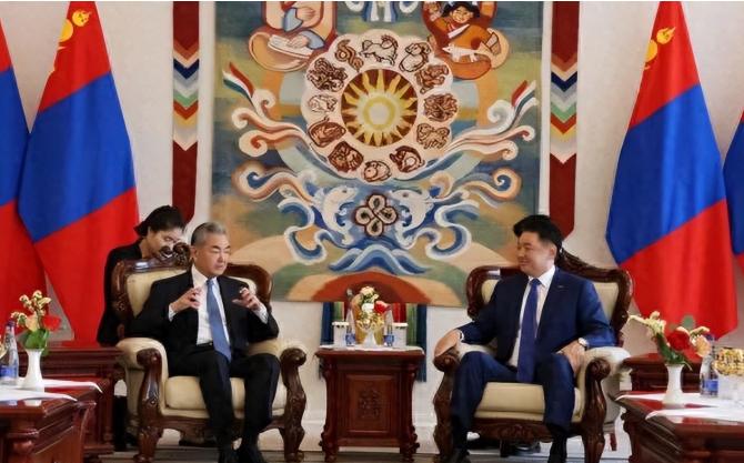 最近美日两国就像闻着腥味的猫，围着蒙古国狂抛媚眼。可谁能想到，人家转头就给中国交