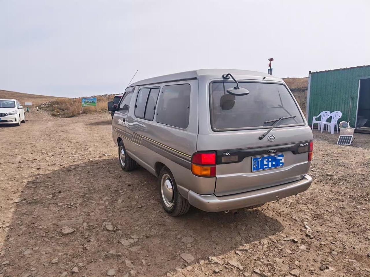 网友：这两款车那个年代更久一点呢？