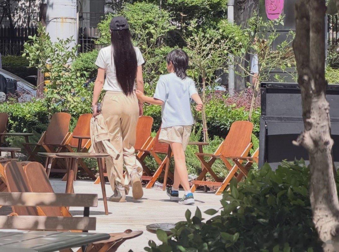上海安福路偶遇angelababy小海绵上海安福路偶遇angelababy小海绵
