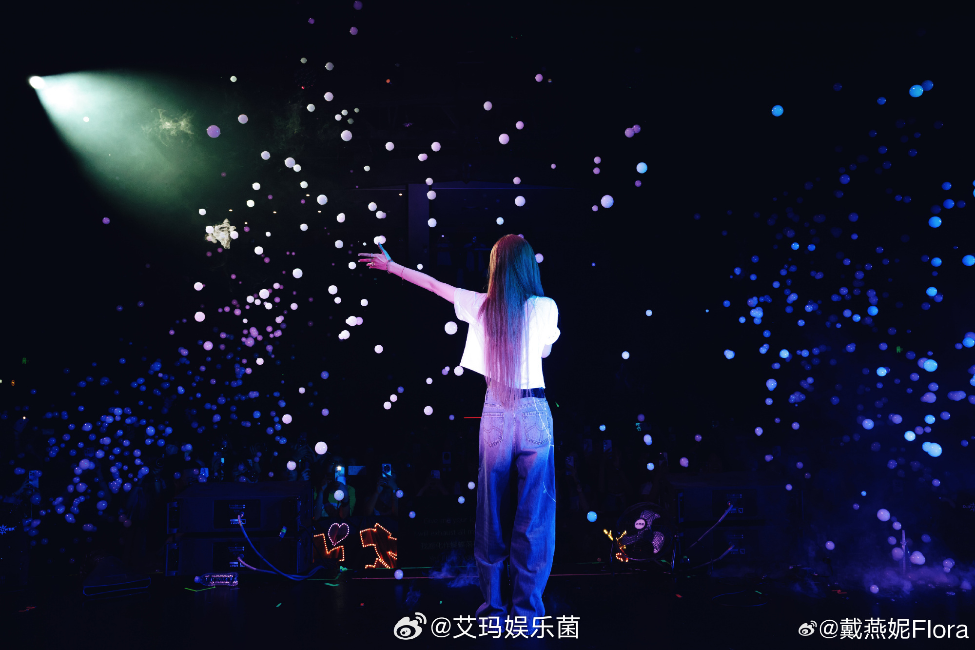 戴燕妮A4腰在芳心纵火 戴燕妮这是开演唱会吗？台下坐了这么多粉丝 ​​​