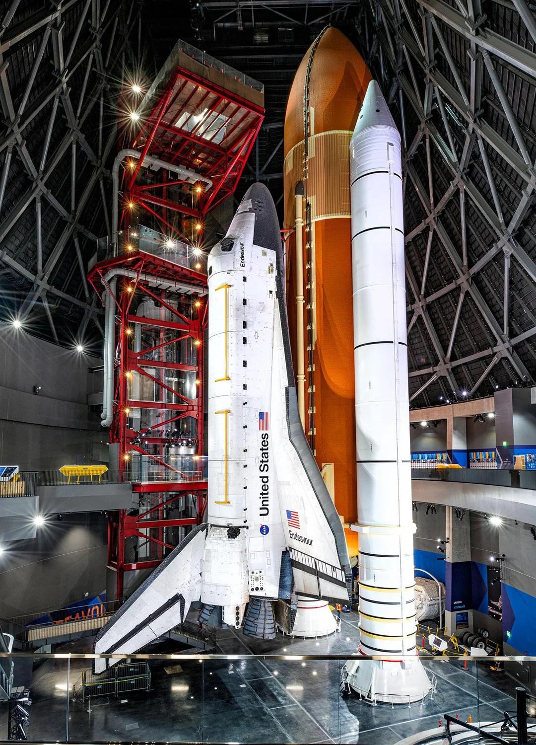 奋进号（Endeavour）在塞缪尔·奥辛航空航天中心（Samuel Oschi