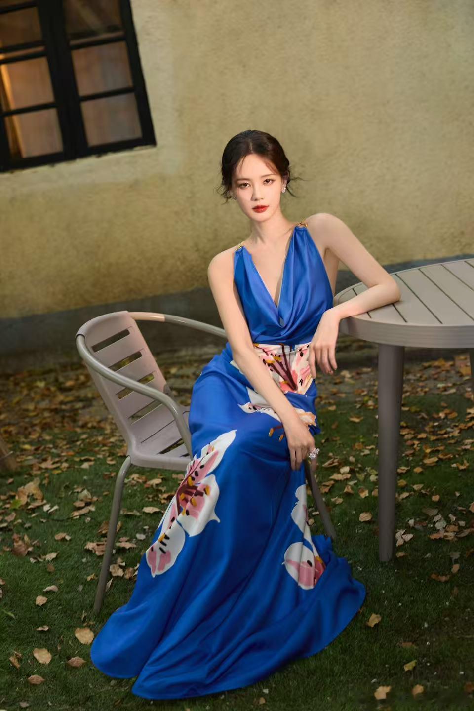 李一桐蓝色露背裙 这条蓝色露背裙选得真妙，李一桐穿起来把好身材都显出来了。露背设
