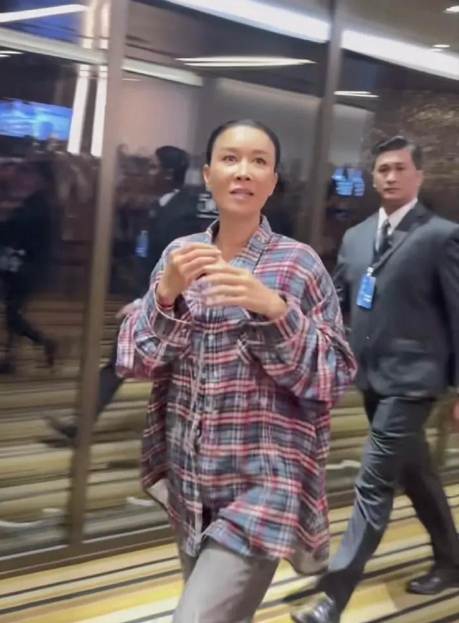歌唱家那英此番穿搭，着实令人眼前一亮。她朴素无华，毫无歌唱家的架子，上身着格子衬
