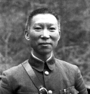 1993 年，97 岁的薛岳被推上法庭受审，法官发问后，他沉默了很长时间，却始终