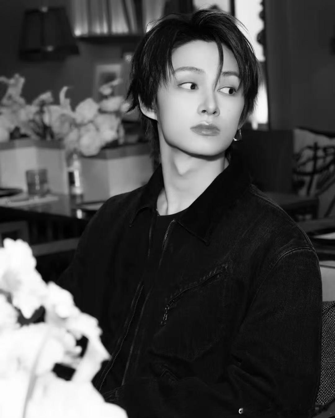 摄影师镜头下巴黎时装周的文俊辉 ​​​没人能不被文俊辉帅到～摄影师视角下的他认真