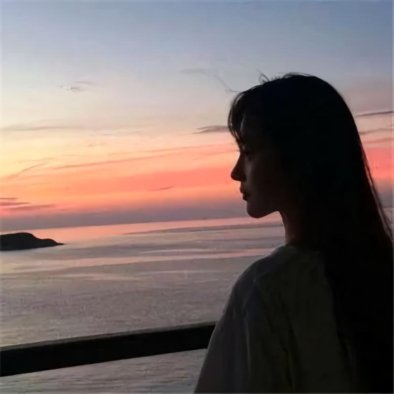 白天，我们是公司里雷厉风行的骨干，
是朋友眼里无坚不摧的女汉子，
是父母口中“我