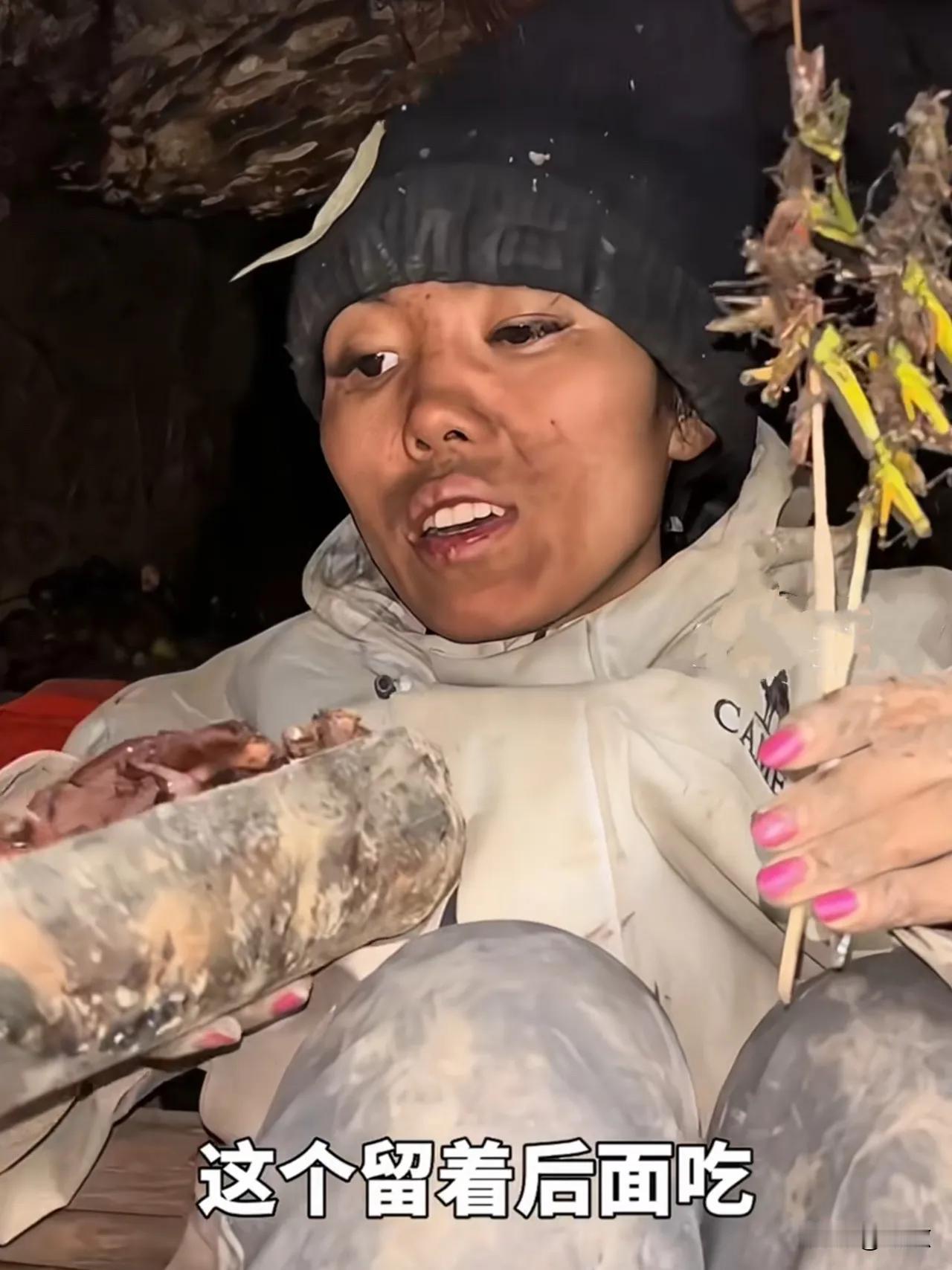 荒野求生，比赛中发现盐。

一名参赛者找到盐，但不愿意告诉其他人具体位置，反而被