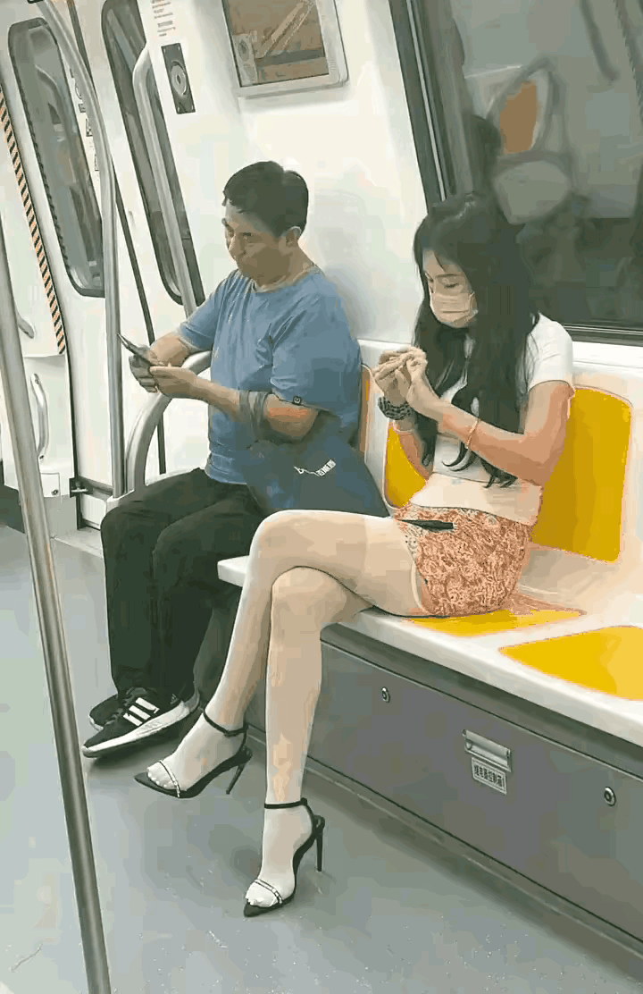 聊妹高手，这大哥不知道让素不相识的美女看的什么内容，让美女立马对大哥有了好感，