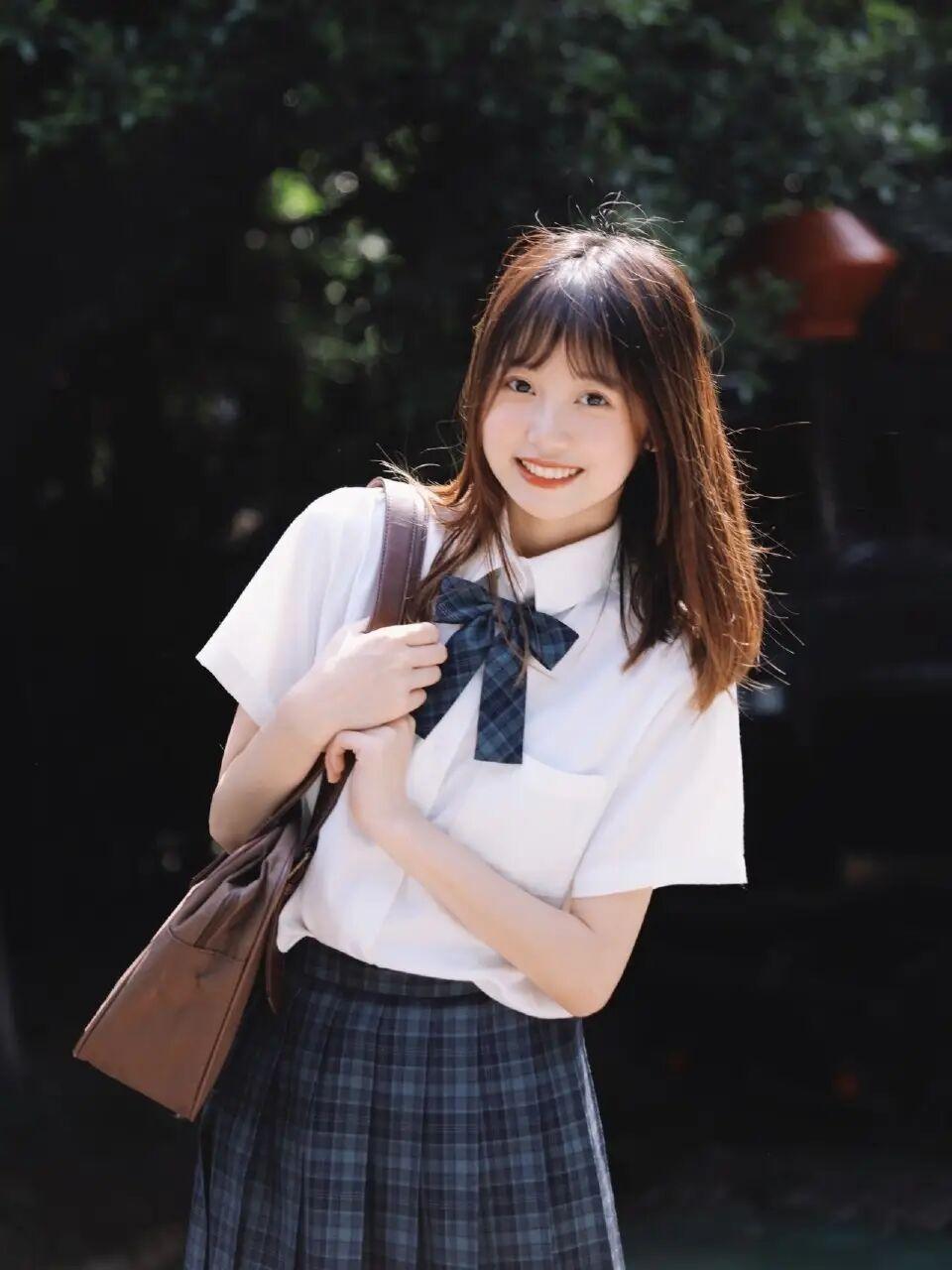 青春洋溢的校园少女，微笑面对每一天！😊💼📚多少岁的女孩最美