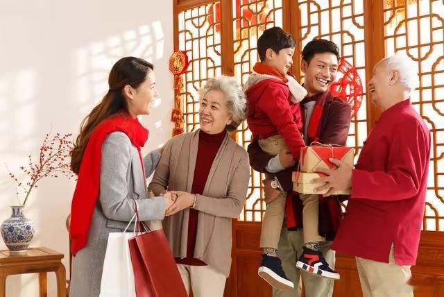 新婚一定要回男方家过年吗 没有哪条法律规定，新婚一定要回男方家过年。但确实在传统