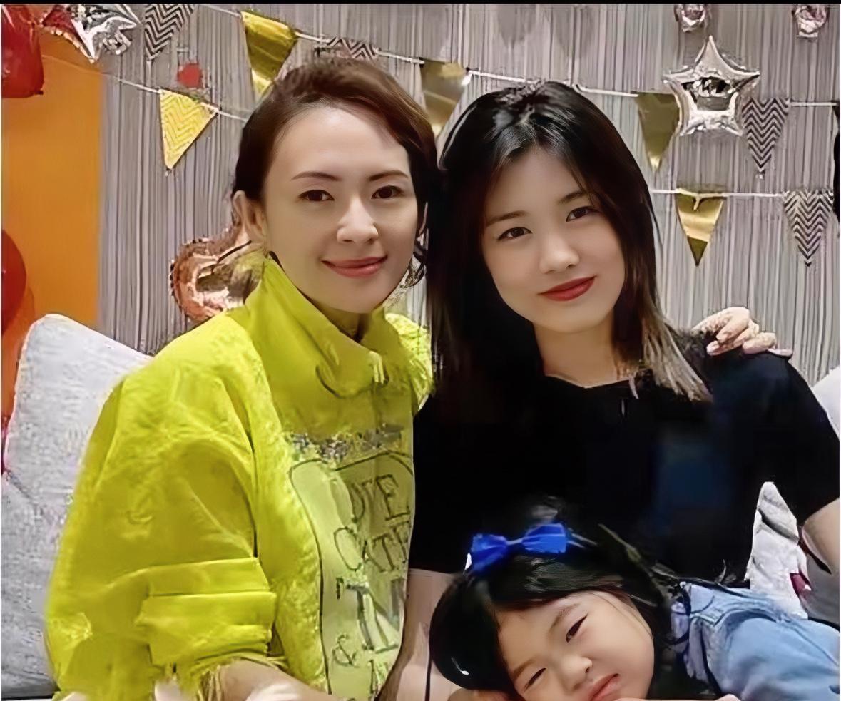 章子怡没生她，却把她当亲女儿养了八年。
生日送祝福，留学陪办手续，连选专业都操心