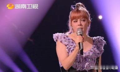 #Lenka救我耳朵#爷青回啦，都是陪伴我好久好久的歌，没想到今晚在芒果的舞台上