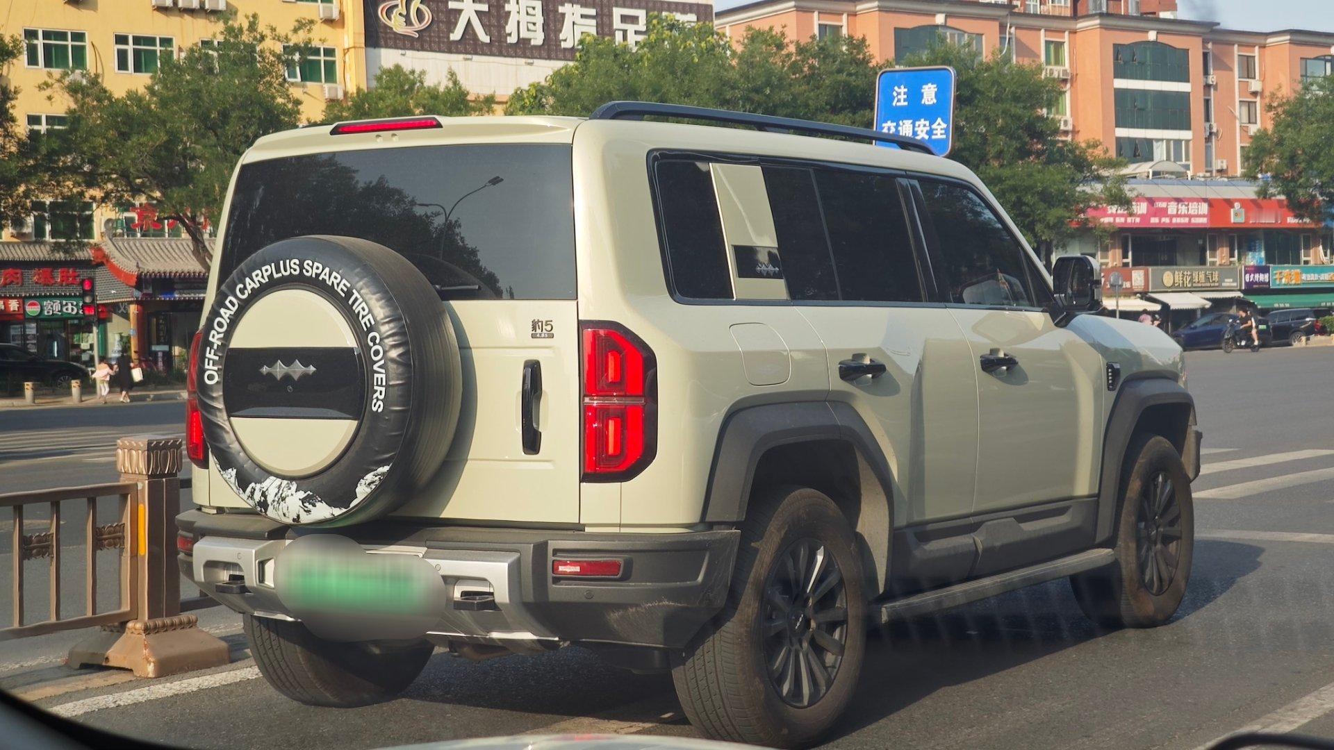 这位豹5的车主前几天刚去尽兴了，车洗的很干净，就是胎和轮毂上的泥留下了回忆我与汽