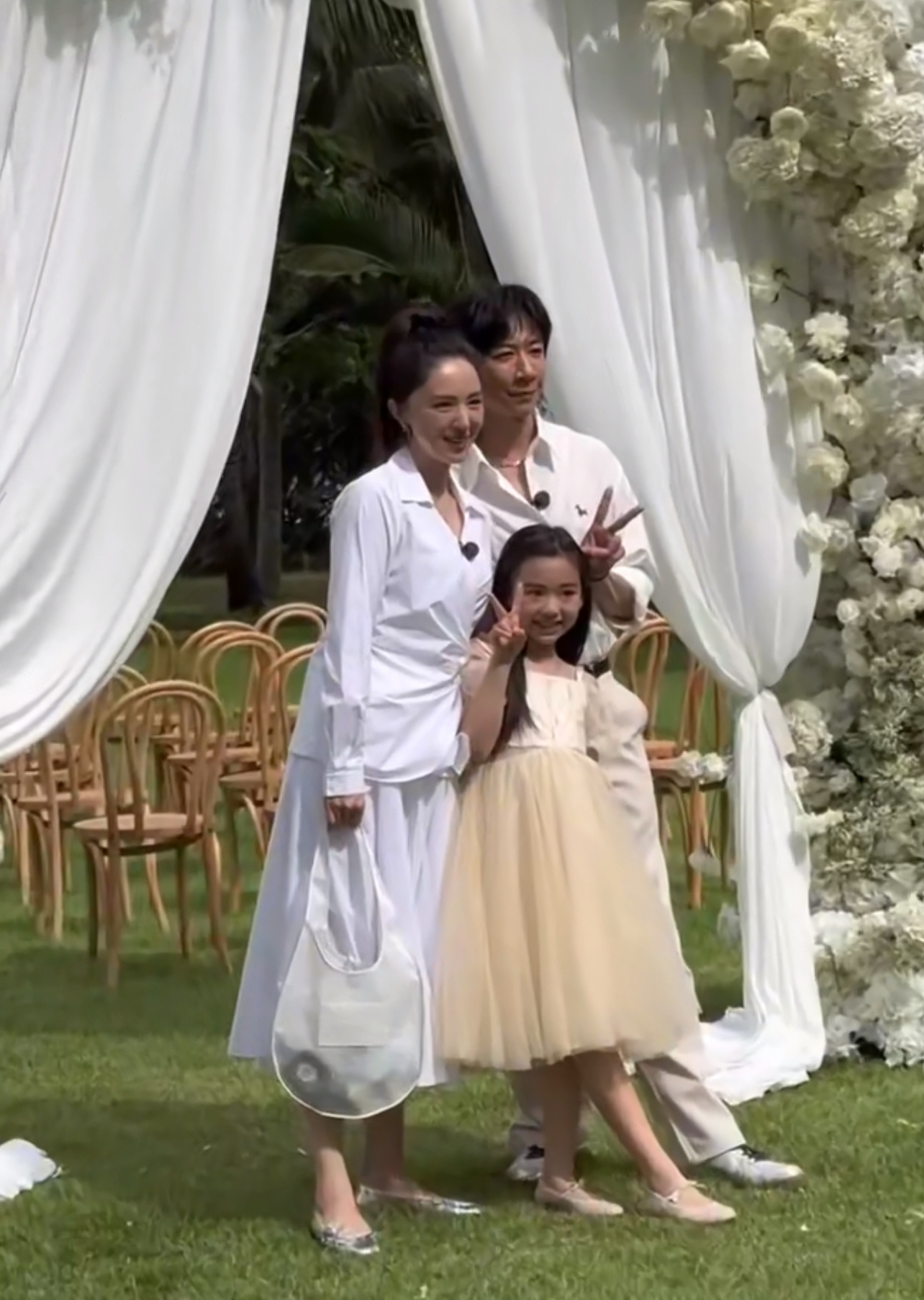 有网友偶遇董璇带着孩子和现任老公张维伊参加婚礼！三亚婚礼偶遇董璇一家 董璇张维伊