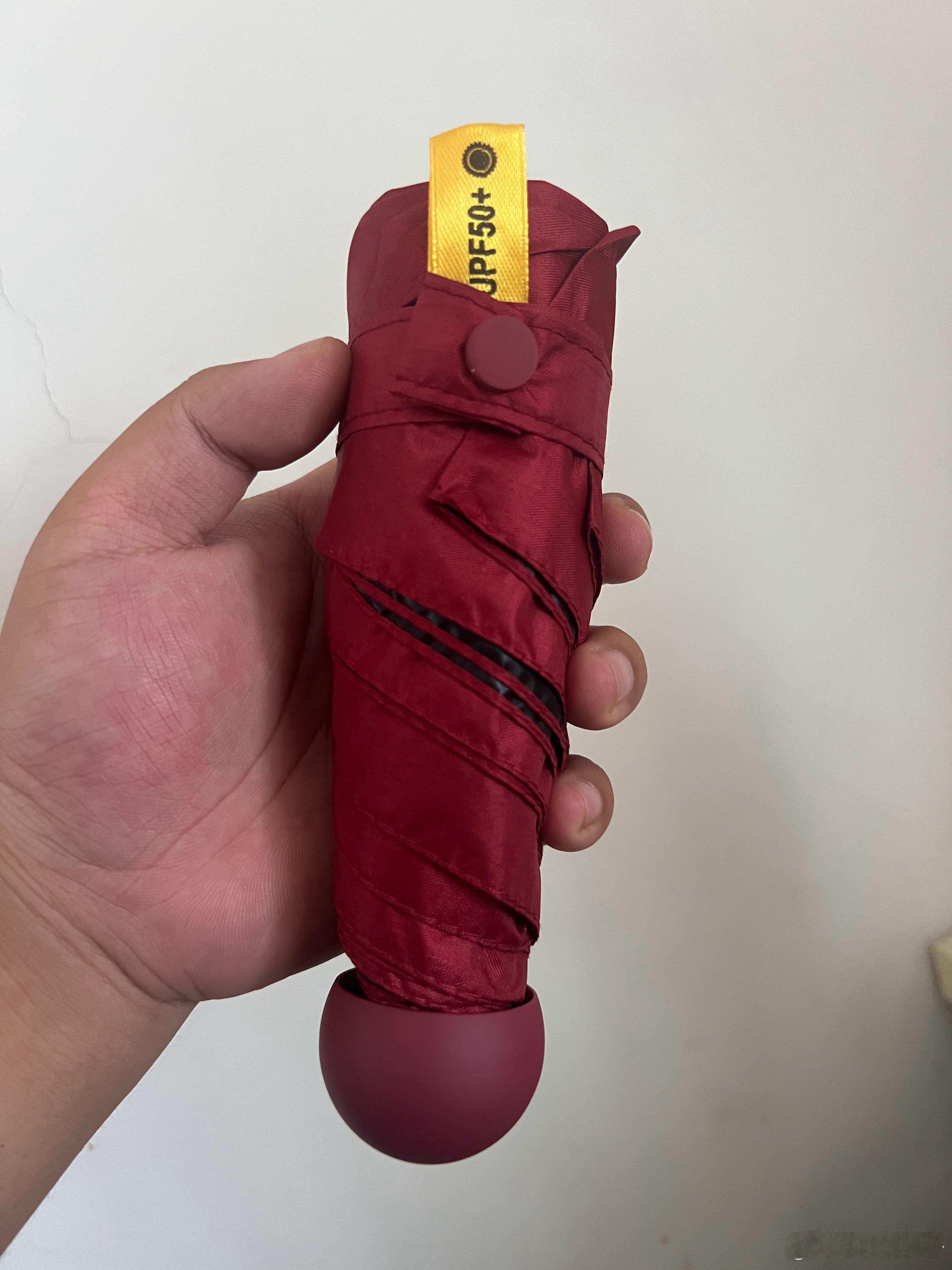 夏天真的需要一把伞，博主随手买的15块防晒伞居然成了夏日续命神器。收起来就巴掌大