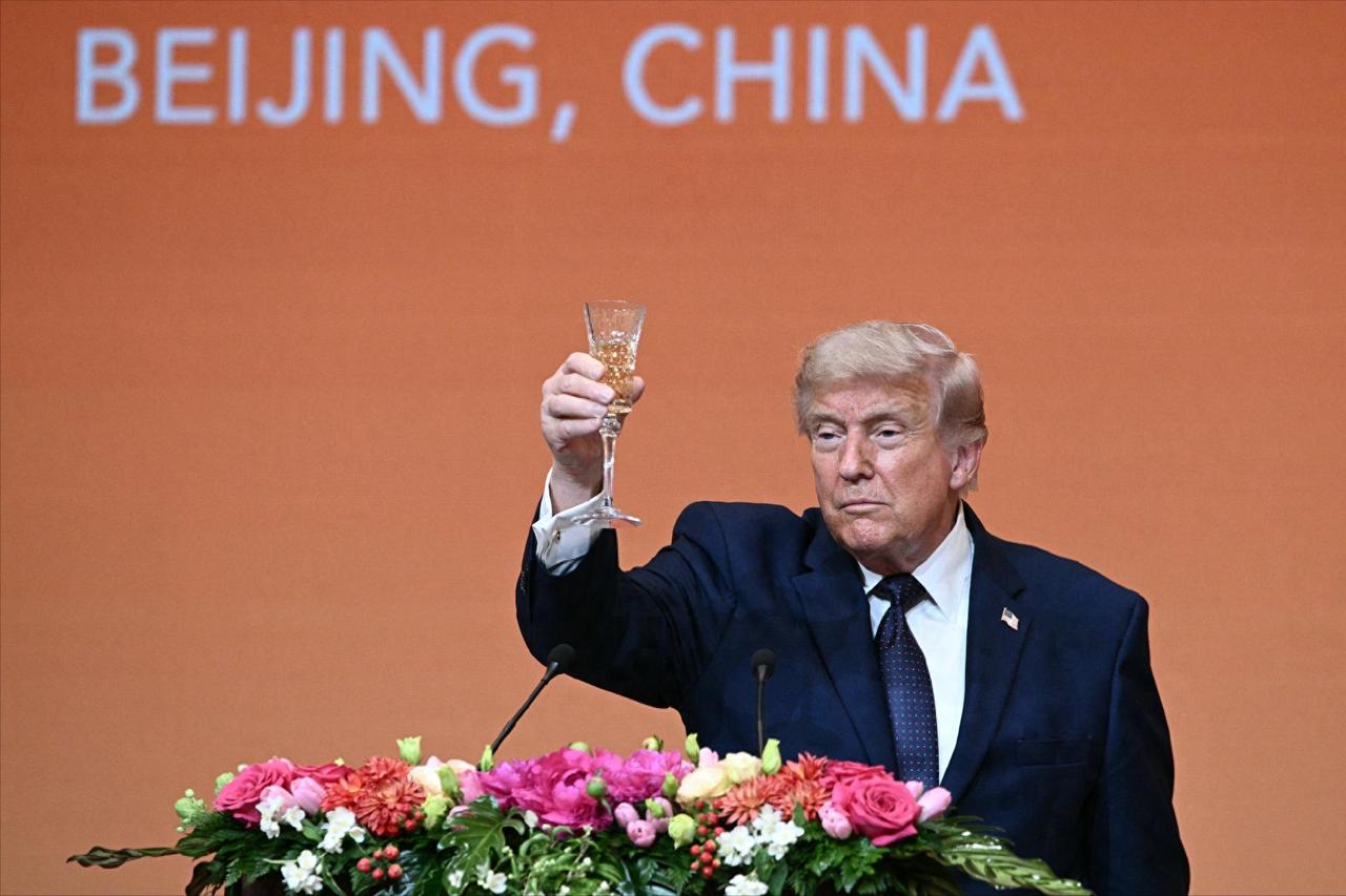 特朗普跛着脚来中国：一杯酒、一场仗、一笔债，喝出了一个时代的谢幕
 
千呼万唤，