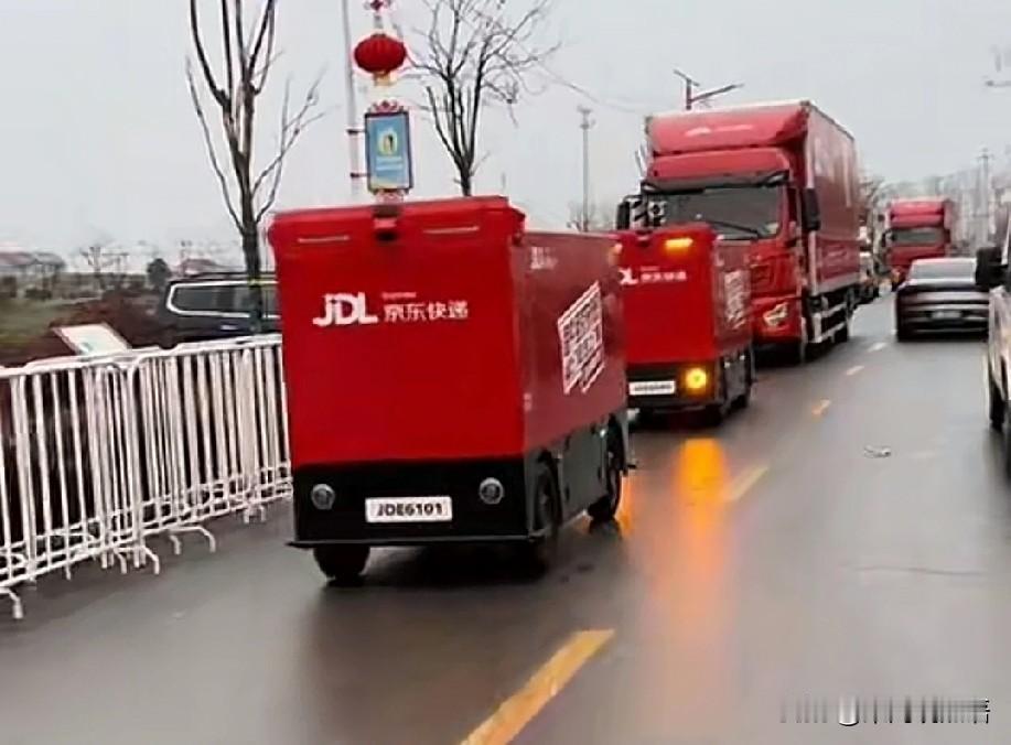 大喇叭一喊，
宿迁光明村的老乡们都忙疯了！
提前腾屋子、备三轮车，就等刘强东的年