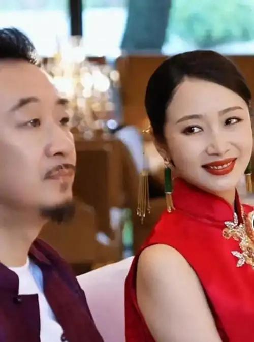 2014年，黄海波刚走出收容所的大门，曲栅栅迎了上来，黄海波一脸不高兴地说：“你