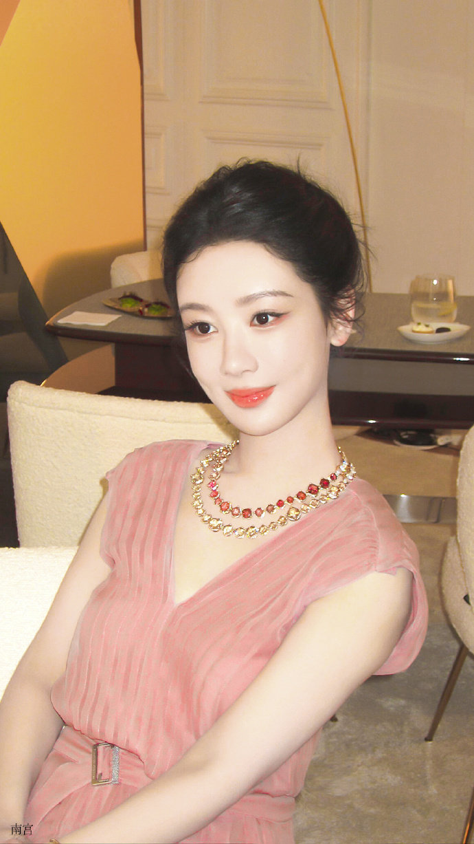 杨紫玉兰花开君再来 💜杨紫董竹君 “你一眨眼 温顺的小鹿有跳动一下 柔软的暖风