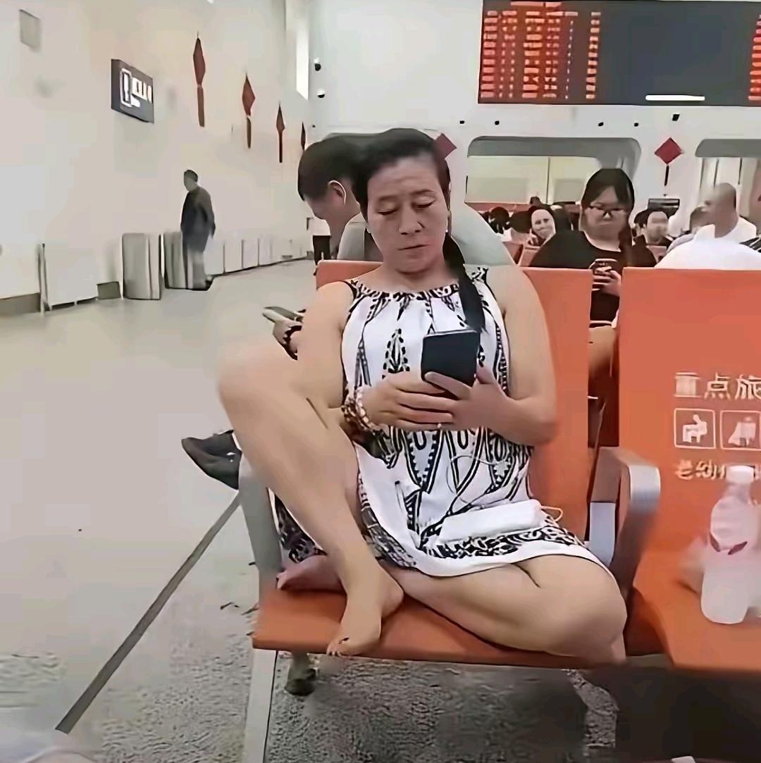 这位大姐把候车室和公共场所当成了自家卧室，这穿着和坐姿简直让人无语了。
真是只要