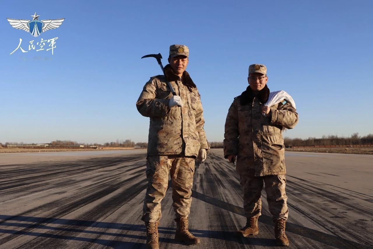 这是人民空军机场场务兵每日“例行功课”一景，两人手中的工具蛮有意思，你知道他们是