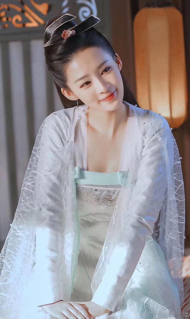 李沁把Prada穿出文艺高智感李沁四登时装五月双封面 《时装》五月双封面的李沁，