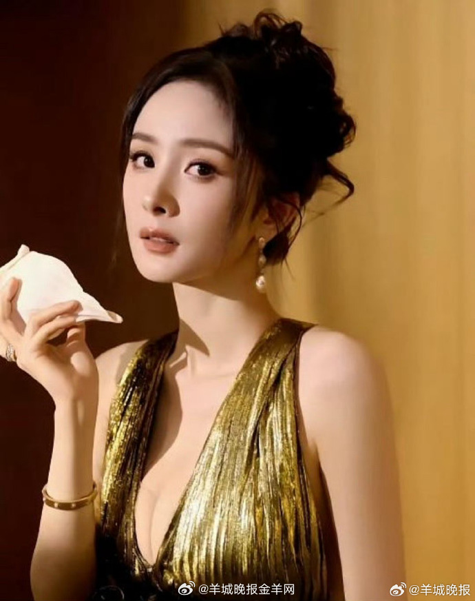 【谁的金棕色礼服让你一眼惊艳】金棕色介于大地与晚霞之间，带着几分旧时光的沉香与恰