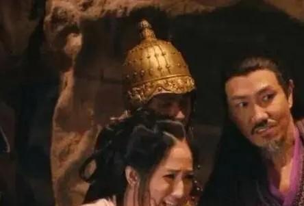 1127年，靖康之变致使26岁的朱皇后被俘，途中她因为美貌多次被金兵调戏，一次，