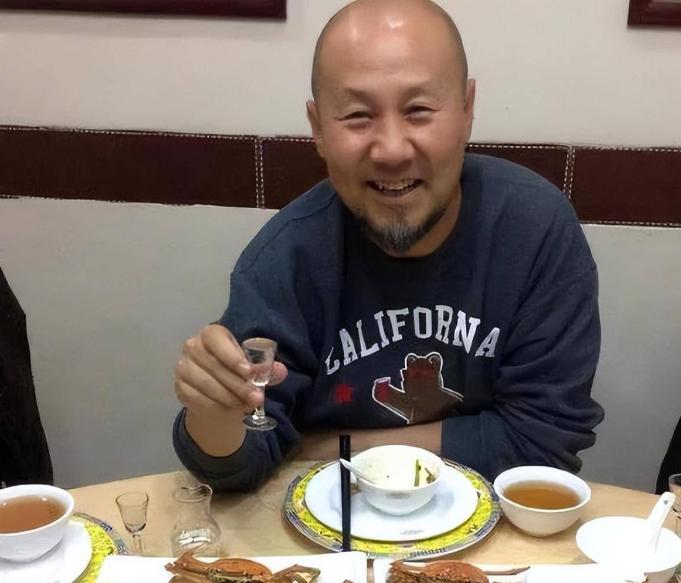 2000年，腾格尔在蒙古的所有酒楼全部倒闭，房子没了，车子没了，6岁女儿也夭折，