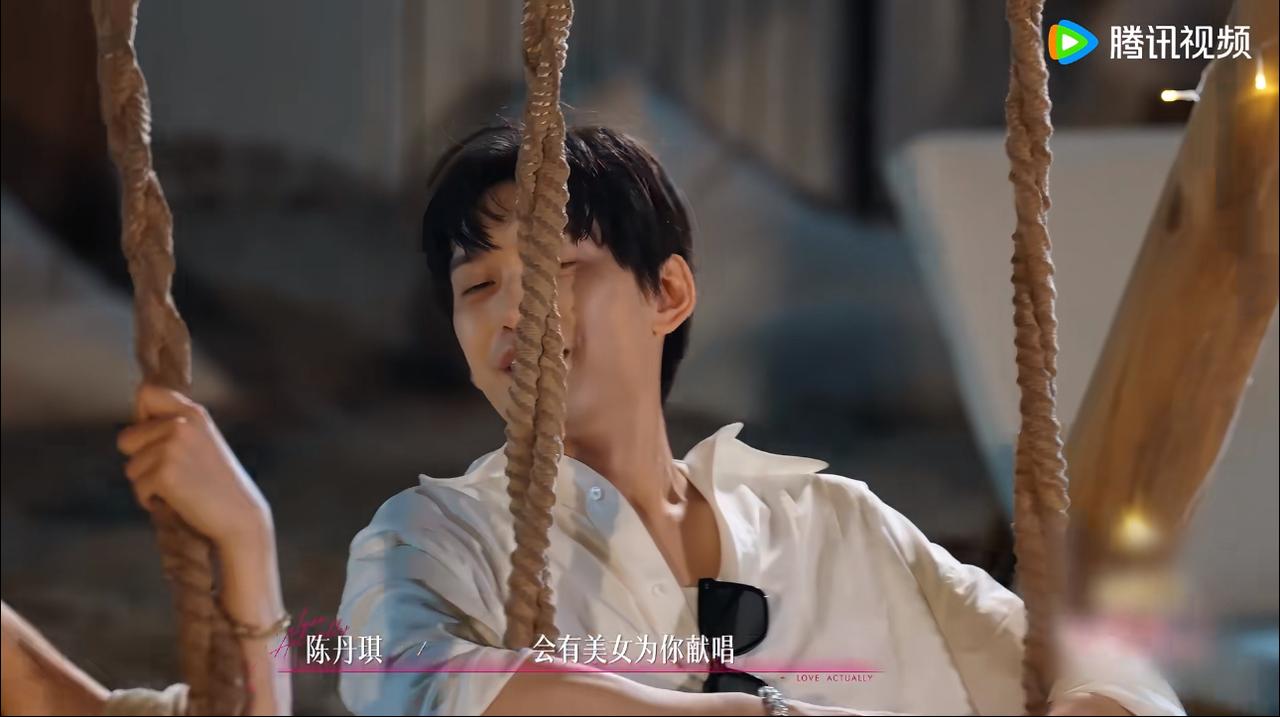 陈丹琪，这波操作绝了，太加分了！
她与周佑凌沙滩约会之后，竟然当众为他唱了一首情