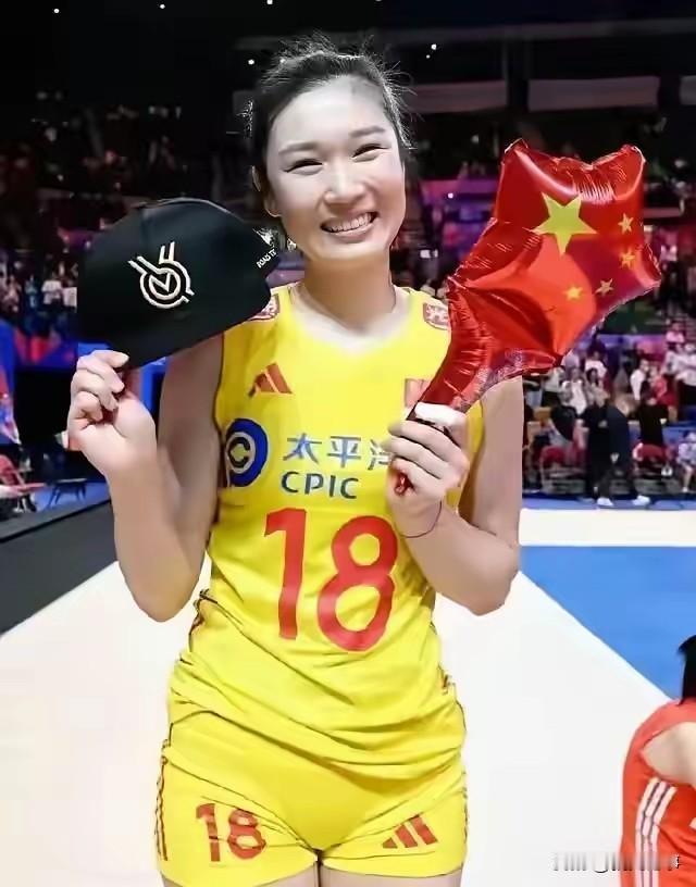 女排王梦洁，坚守赛场，伤病之下仍在为冠军拼搏。镜头下，王梦洁身穿黄色18号比赛队