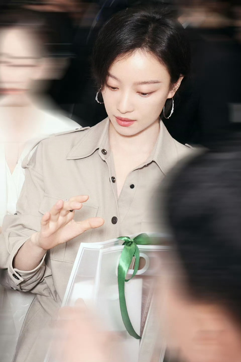 倪妮扫楼倪妮扫楼状态 倪妮扫楼真的鲨疯了！生图比精修还能打，气质又飒又温柔，状态