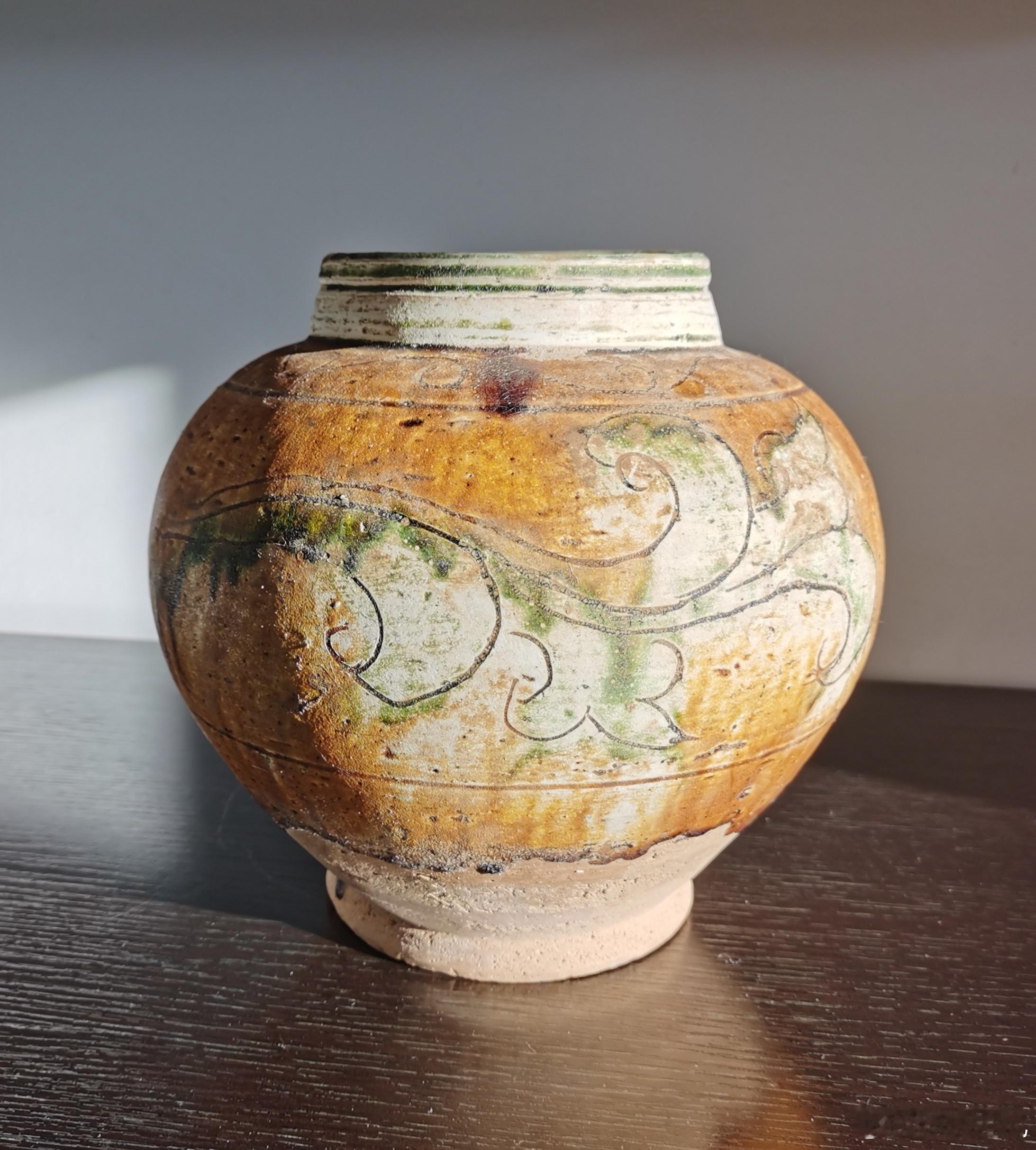 古瓷鉴定 宋代三彩器比不上唐三彩华丽，在国际市场上却很少见，因为唐三彩是陪葬器，