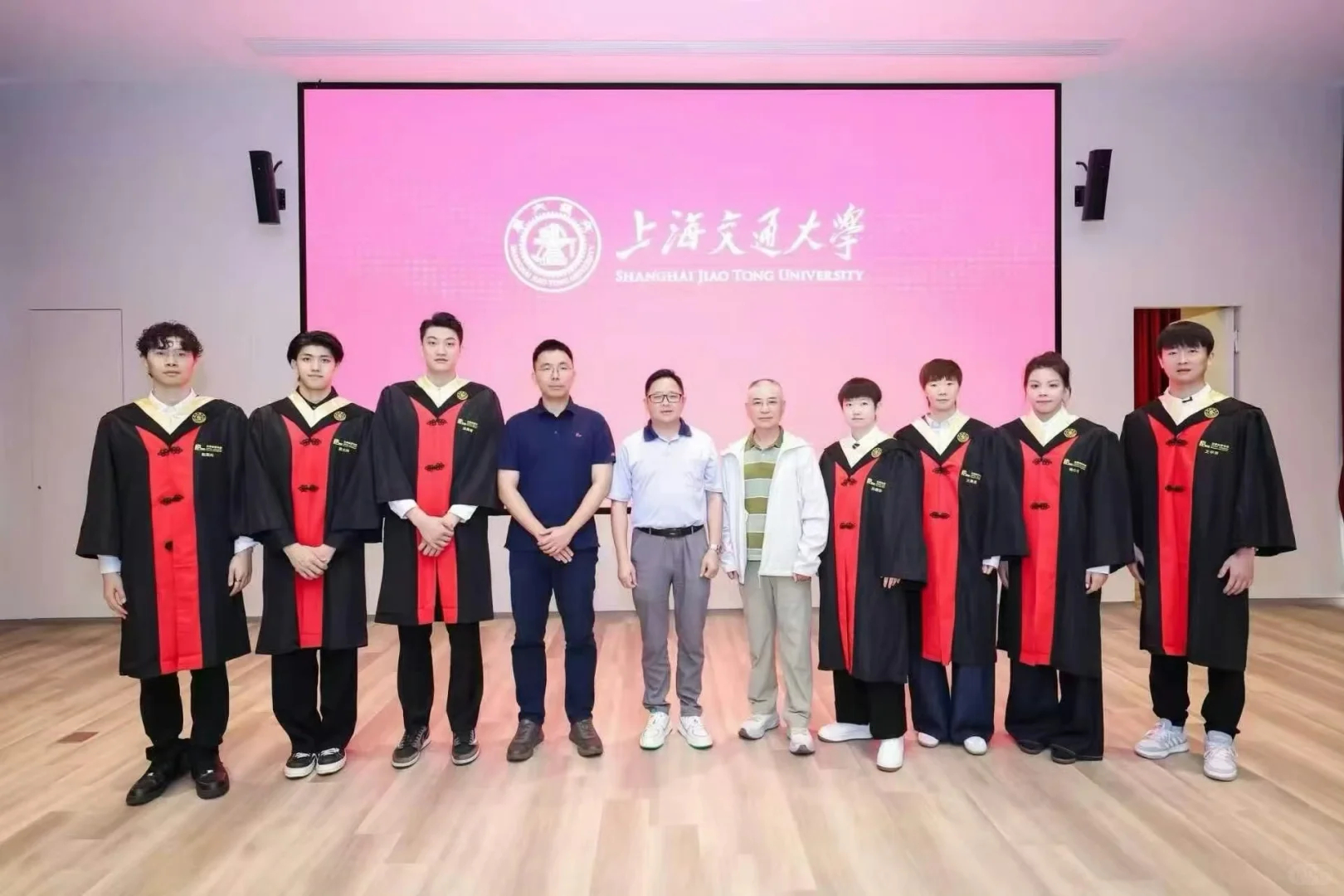 孙颖莎王曼昱毕业照孙颖莎王曼昱已获得清华大学研究生免试入学资格拟于2026年9月