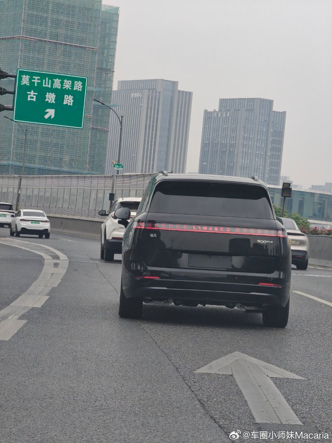杭州路上看到900了，我们的车还在排产[泪]要不我明天去工厂帮忙拧螺丝吧[嘻嘻]