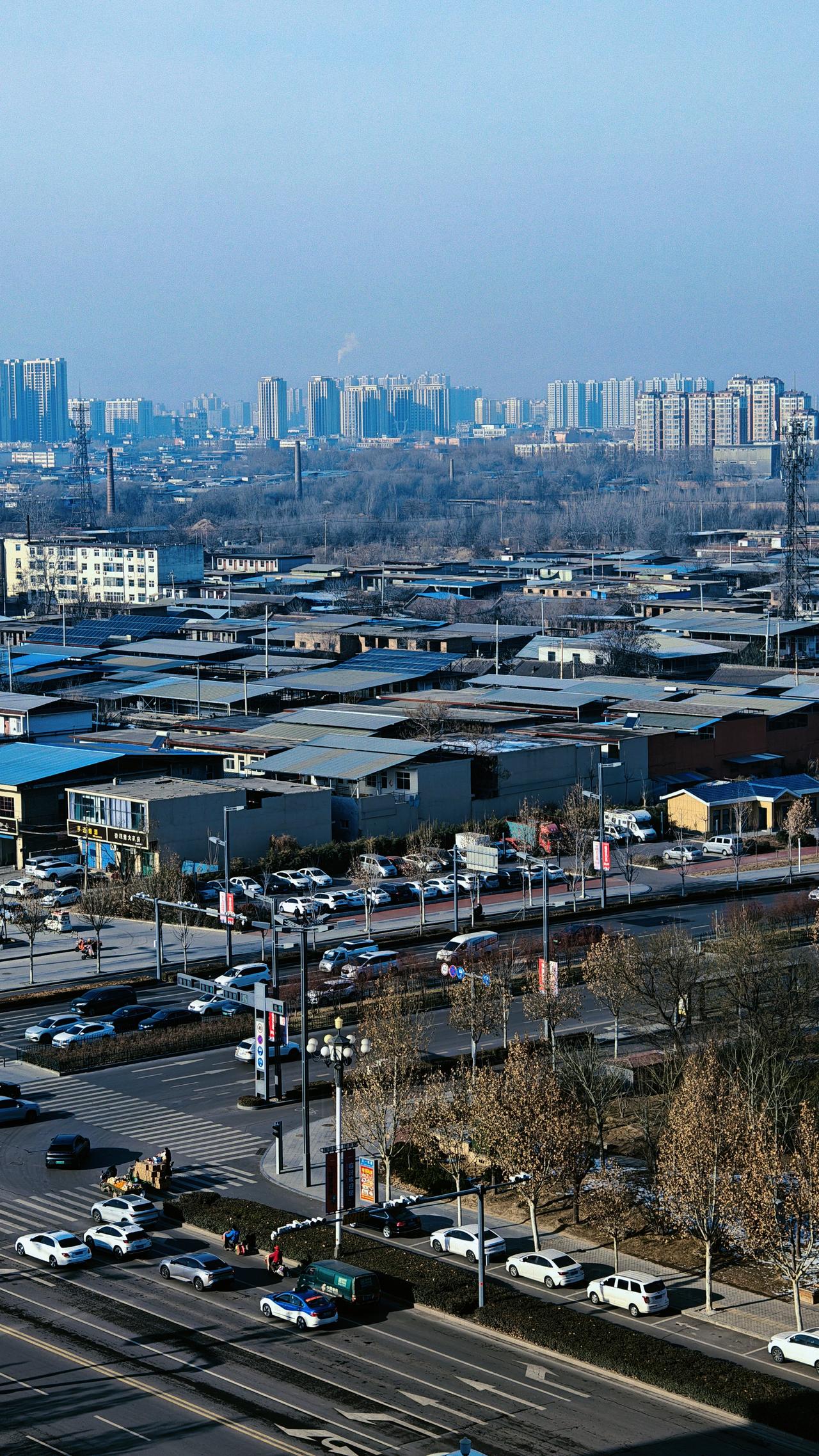 临汾东城，还有一片棚户区没有改造。
新老城区交错，一边是高楼林立，一边是烟火旧居