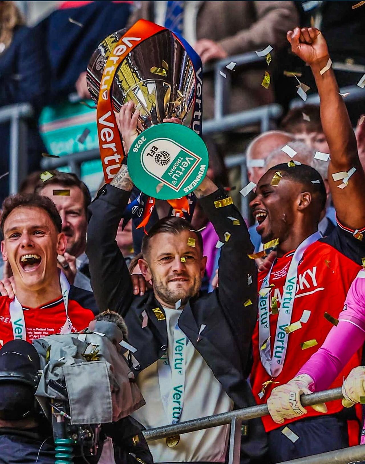 恭喜威尔希尔率领卢顿夺得英锦赛冠军！这是威尔希尔教练生涯的首座冠军奖杯！