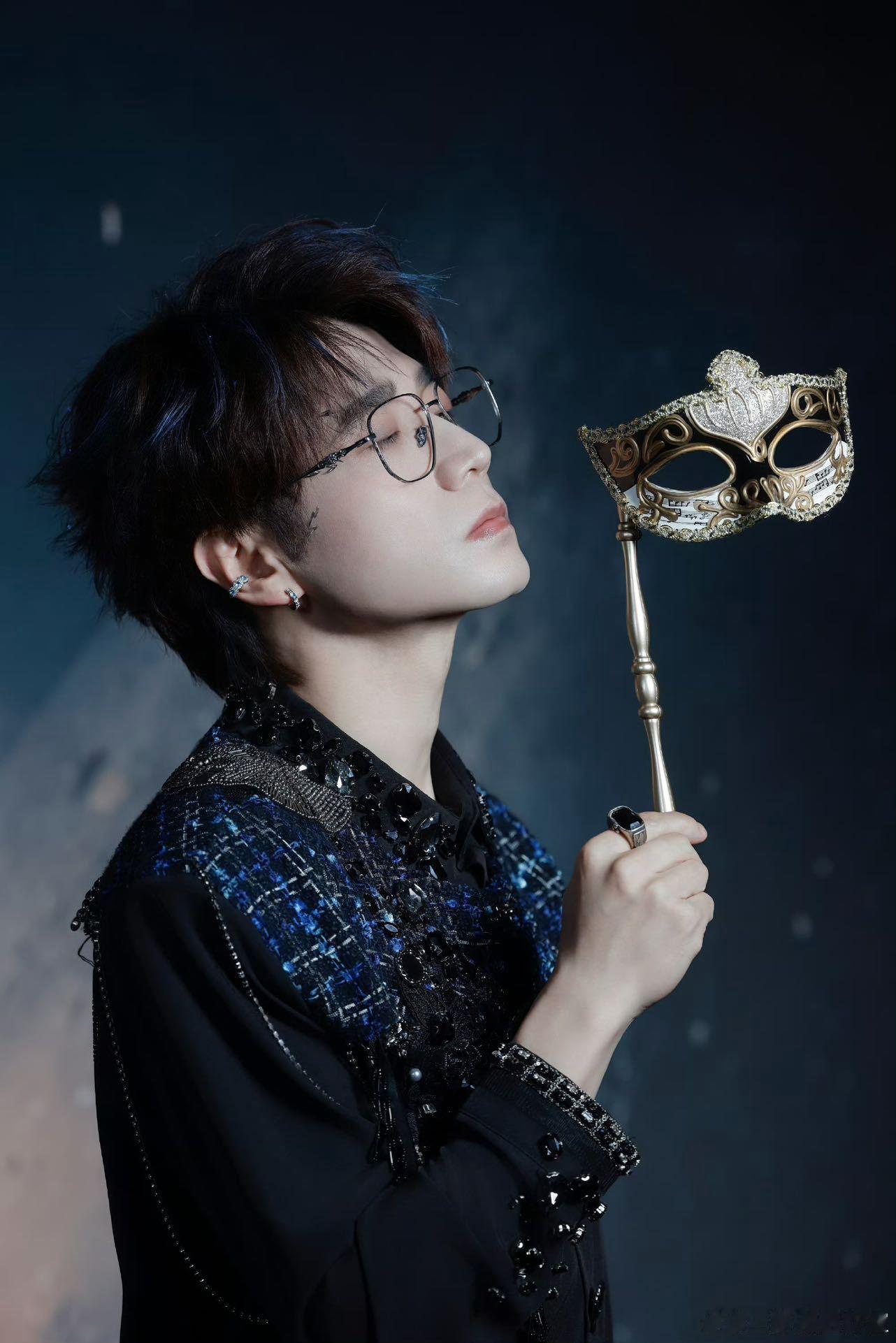 王铮亮直播王铮亮2025年巡演毕业 巡演毕业不是结束，而是新的开始。从今天起，他