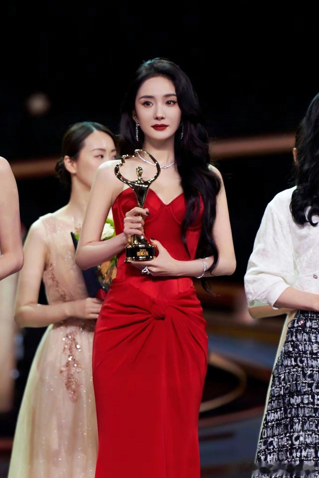 今年🧣KING肖战 QUEEN杨幂 肖战上一次得KING是4年前凭借作品《余生