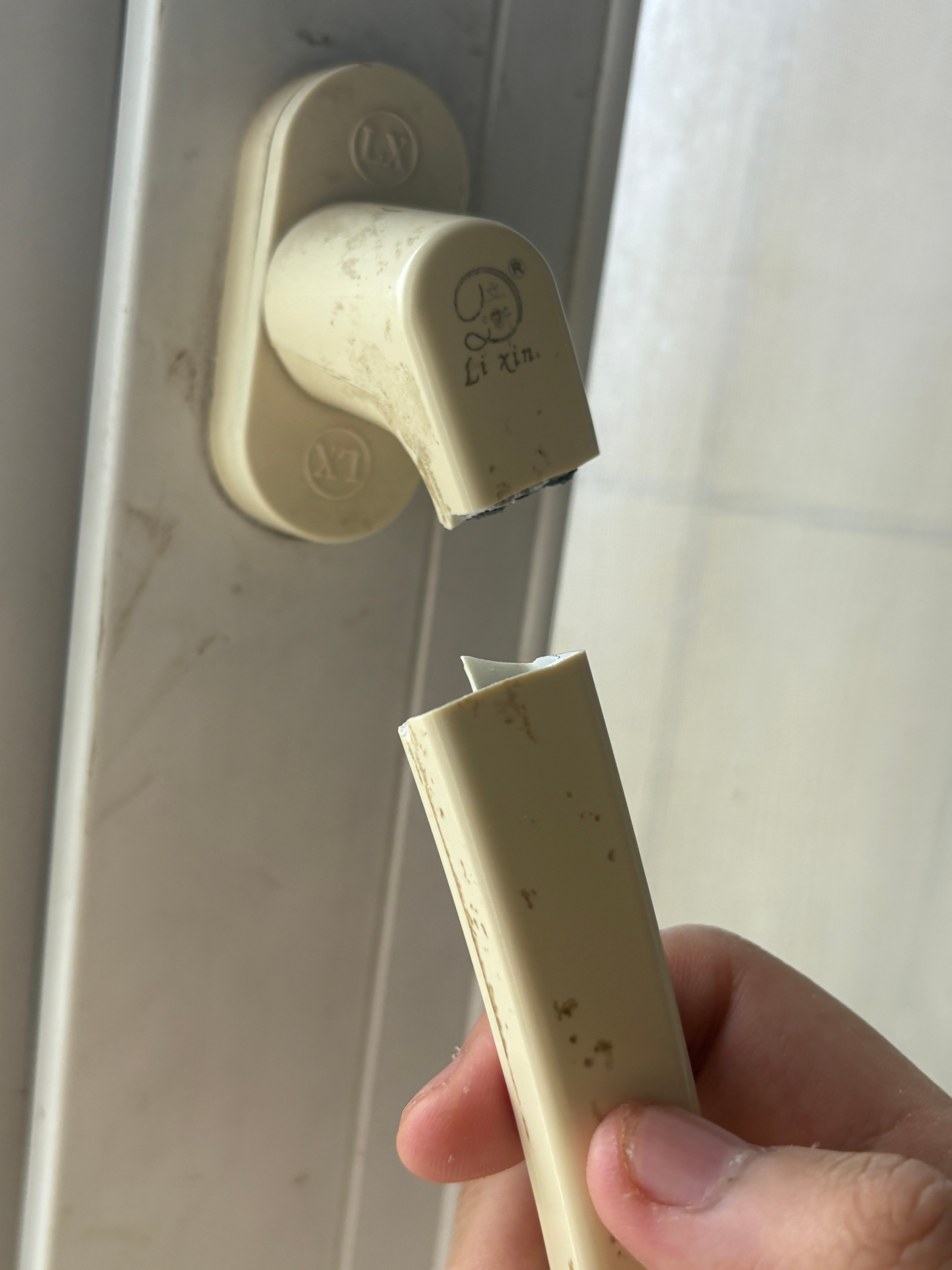 好水逆啊今天 买奶茶回家撒一地一口没喝 关窗户给把手拽掉了